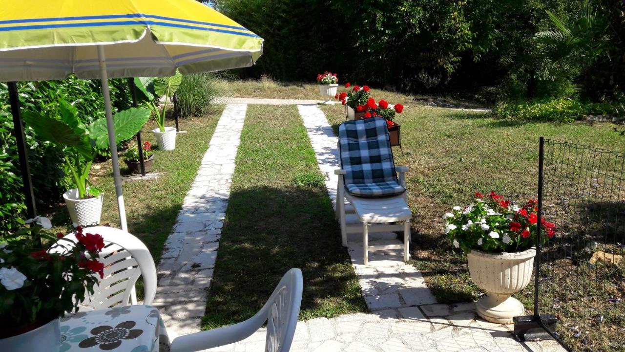 Apartment Nena- Apartman Sa Posebnim Ulazom U Prizemlju, Terasom I Zelenom Okucnicom Rakotule Extérieur photo